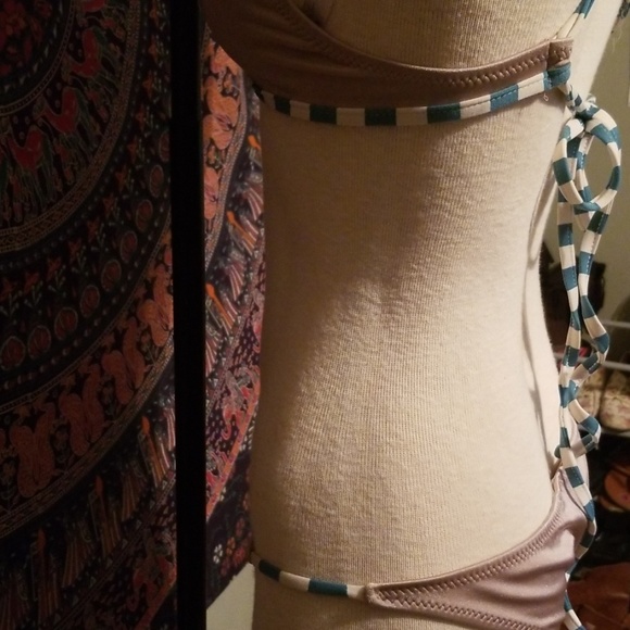 Bikini - Picture 3 of 3